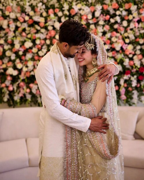 শোয়েব মালিক ও সানিয়া জাভেদের বিয়ের পর শোয়েবের বোনের এহেন বিস্ফোরক মন্তব্যের পর পাক তারকার উপর চাপ বাড়বে বলেই মনে করা হচ্ছে। যদিও এই বিষয়ে এখনও কোনও মুখ খোলেননি শোয়েব মালিক।