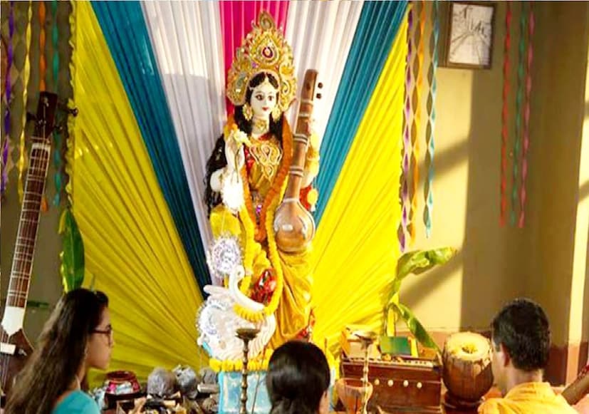 আর সেদিন রয়েছে ইংরেজির ১৪ ফেব্রুয়ারি। অর্থাৎ বাঙালির ‘ভ্যালেন্টাইন ডে’ আর বিদেশি ভ্যালেন্টাইন ডে পড়েছে একই দিনে। 