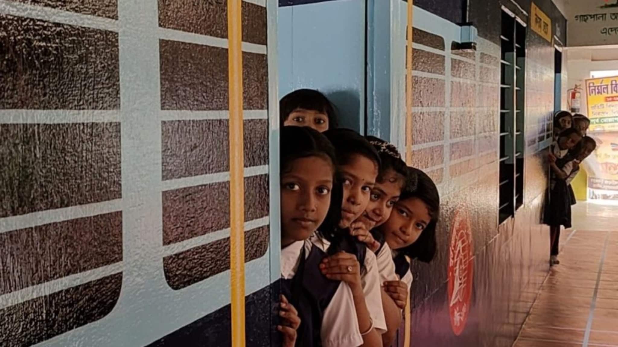 Viral Video: ট্রেনের কামরায় হচ্ছে ক্লাস! রইল ভাইরাল ভিডিও