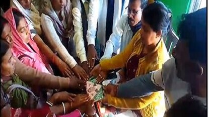 শেখ শাহজাহানের ছবি হাতে শপথ তৃণমূলের নেতা কর্মীদের৷ শেখ শাহজাহানের ছবি হাতে শপথ তৃণমূলের নেতা কর্মীদের৷