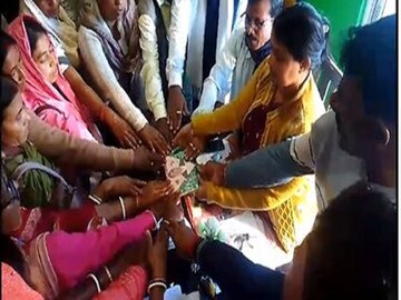 শেখ শাহজাহানের ছবি হাতে শপথ তৃণমূলের নেতা কর্মীদের৷