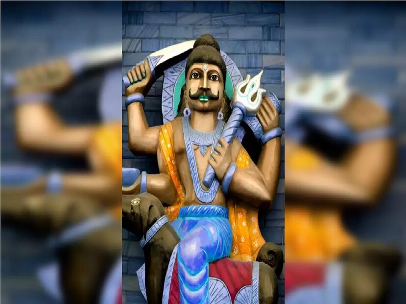 শনি সাড়ে সাতি হয় ৩টি পর্বে।  আড়াই বছরের তিনটি পর্যায়ে এটি ভাগ করা৷   প্রথম পর্যায়- আলস্য আসে, কোনও কাজ করতে আপনার ভাল লাগে না, যদি কাজ করতে ভাল না লাগে তাহলে হঠাৎ করেই ছেড়ে দেন। এরকমভাবে কিছু ঘটলে বুঝতে পারবেন সাড়ে সাতি  প্রথম পর্বে রয়েছেন৷ শরীর ও স্বাস্থ্যের পরিবর্তনও ঘটেছে৷ এই সময়ে আদালতে- হাসপাতালে যাওয়ার মতো পরিস্থিতি তৈরি হতে পারে৷ অর্থাৎ যাঁদের শনির সাড়ে সাতির প্রথম দশা চলছে, শনিদেব তাঁদের প্রকোপের প্রথম পর্ব দেখান৷