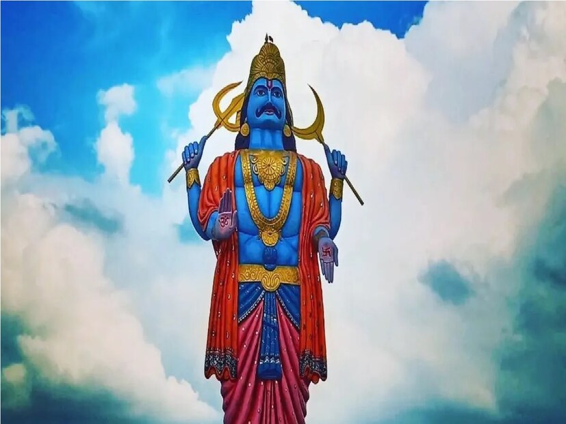 আপনার জীবনে শনির সাড়ে সাতি আসে। যখন শনিদেব চন্দ্র থেকে যাত্রার সময় দ্বাদশ ঘরে আসেন, তখন শনিদেব সাড়ে সাতি শুরু হয়। শনিদেব সবার কাজের হিসাব রাখেন পাশাপাশি তিনিই ফলদান করেন৷  শনির সাড়ে  সাতির সময় শনিদেব সেই অনুযায়ী ফল দেন।