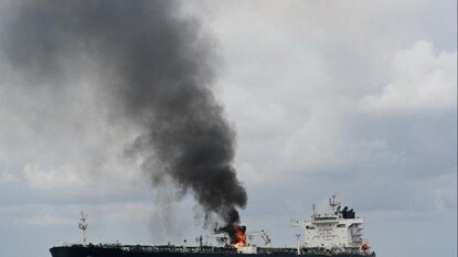 মিসাইল হামলার পর জ্বলছে ব্রিটিশ জাহাজ৷ মিসাইল হামলার পর জ্বলছে ব্রিটিশ জাহাজ৷