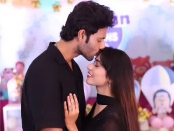 চোখের আড়ালে চুটিয়ে প্রেম, মুসলিম বান্ধবীকে ঘরণী করতে ২ বার বিয়ে ক্রিকেটারের