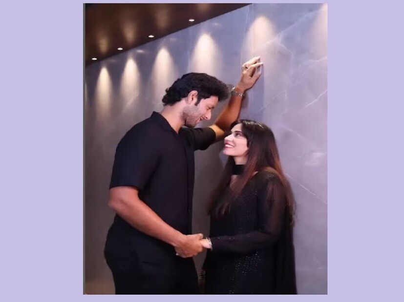শিভম দুবের ব্যাটিং দিনে দিনে ক্রিকেট ফ্যানদের মধ্যে জনপ্রিয় হয়ে উঠছে৷ তবে তাঁর ব্যক্তিগত জীবন বা প্রেম জীবন নিয়ে একেবারেই মানুষজন আঁধারে৷  ক্রিকেটের মাঠে শিভমের জীবন এবং ব্যক্তিগত জীবনে খুবই ফিল্মি। সবাইকে চমকে দিয়ে তিনি তার মুসলিম বান্ধবী আঞ্জুম খানকে বিয়ে করেন। তাঁর লাভ লাইফ নিয়ে সব কথাই গোপন রাখতেন৷  শিভমের  মুসলিম মেয়েকে বিয়ে করা অনেকেকে বিস্মিত করেছিল৷ (Shivam/insta)