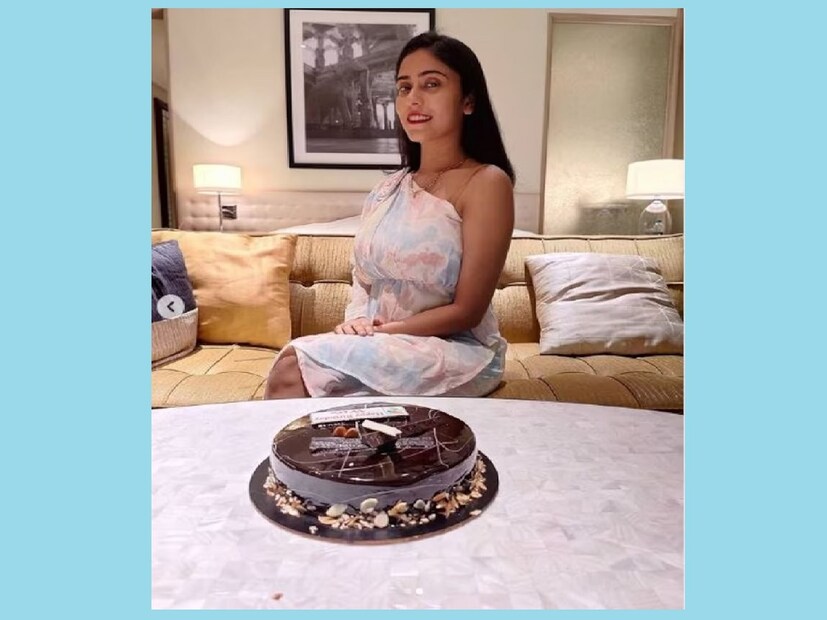 আঞ্জুম খান উত্তরপ্রদেশের বাসিন্দা। তিনি আলিগড় মুসলিম বিশ্ববিদ্যালয় থেকে চারুকলায় স্নাতক ডিগ্রি পান । আঞ্জুম খান একজন মডেলও হয়েছেন যিনি একাধিক হিন্দি সিরিয়াল এবং মিউজিক অ্যালবামে কাজ করেছেন। ২০২১ সালে হিন্দু ও মুসলিম দুই রীতি মেনেই বিয়ে করেন এই দম্পতি। তাঁর মানে শিভম আঞ্জুমের সঙ্গে সাত পাকে বাঁধা পরেছিলেন এবং ইসলাম রীতি মেনে বিয়েও করেছিল। (Shivam/insta)