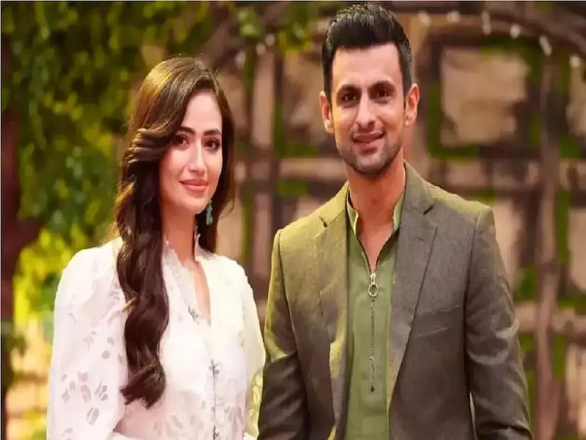 পাকিস্তানের সংবাদমাধ্যমের দাবি অনুযায়ী, শোয়েবের বোন বিয়ে ভাঙার জন্য নিজের দাদাকেই দায়ী করেছেন। সানা জাভেদের সঙ্গে বিয়েতে শোয়েবের পরিবারের কারও মত ছিল না বলেই জানিয়েছেন তাঁর বোন। বাড়ির সকলকে ক্ষুব্ধ বলেও জানিয়েছেন তিনি।