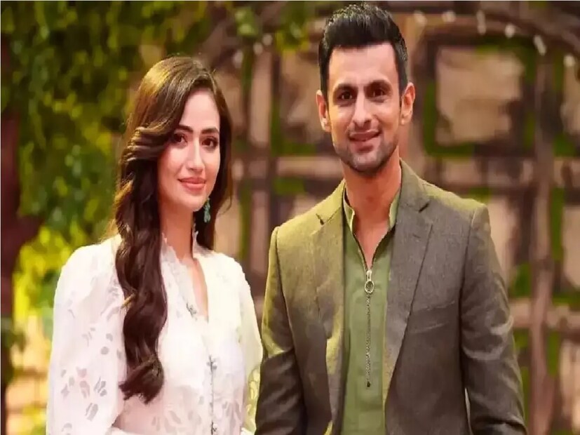 শোয়েব মালিক পাকিস্তানি অভিনেত্রী সানা জাভেদের সঙ্গে বিয়ে সেরে নিয়েছেন৷ ২০০২ সালে তিনি আয়েশা সিদ্দিকির সঙ্গে বিয়ে করেছিলেন৷ ২০১০ সালে তিনি সানিয়া মির্জার সঙ্গে বিয়ে করেন৷ ১৪ বছরের বিয়ে ভেঙে তিনি ফের তৃতীয় বিয়ে সেরে নিলেন৷
