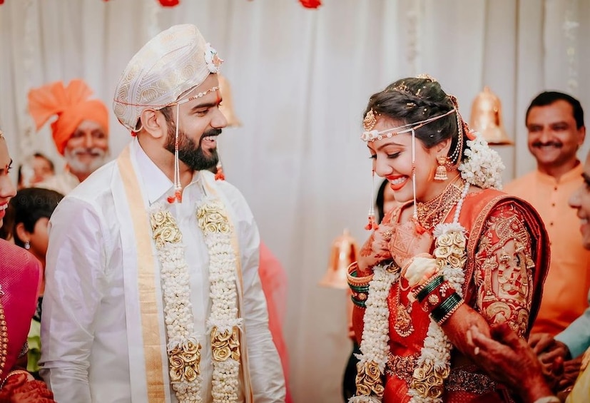 তাঁরা দু’জনেই একসঙ্গে মুসৌরিতে লাল বাহাদুর শাস্ত্রী ন্যাশনাল অ্যাকাডেমি অফ অ্যাডমিনিস্ট্রেশনে (এলবিএসএনএএ) প্রশিক্ষণ নিচ্ছিলেন, যখন তাঁরা প্রথম ডেটিং শুরু করেন। বিয়ে করার আগে তাঁরা একসঙ্গে প্রায় আড়াই বছর কাটিয়েছিলেন। তাঁদের বিয়ের ছবিও ভাইরাল হয়েছে বিভিন্ন সোশ্যাল মিডিয়া প্ল্যাটফর্মে।
