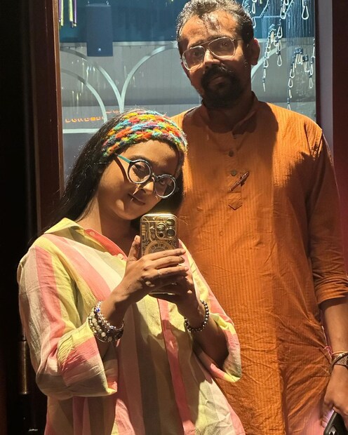 তবে এই উদযাপনেও তেমন কোনও বাড়বাড়ন্ত নেই। ঠিক তাঁদের বিয়ের মতো৷ যদিও রেজিস্ট্রি বিয়ে তাঁরা করেছেন৷ এখনও সোশ্যাল ম্যারেজ করেননি তাঁরা৷ 