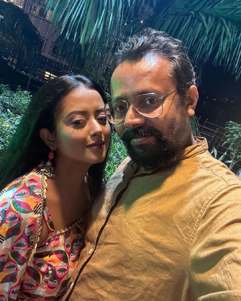গত ১০ জুলাই পরিবারের প্রিয়জনদের আশীর্বাদ সঙ্গে নিয়ে বিয়ে করেন অভিনেত্রী শ্রুতি দাস। পাত্র স্বর্ণেন্দু সমাদ্দার, যিনি টলিপাড়ার পরিচিত প্রযোজক ও পরিচালক। 