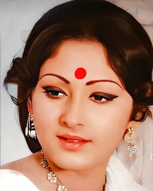 ইদানিং কালে দক্ষিণ সিনেমার বাড় বাড়ন্ত৷ বলিউডের অনেক সফল অভিনেতারাই দক্ষিণ ফিল্ম ইন্ডাস্ট্রিতে গিয়ে অভিনয় করছেন৷ যদিও একটা সময় ছিল অনেক দক্ষিণ ফিল্ম স্টার বলিউডে এসে কাজ করতেন৷ তেমনই এই সুন্দরী অভিনেত্রী৷ যিনি দক্ষিণ থেকে হিন্দি সিনেমায় আসেন এবং জনপ্রিয় হয়ে ওঠেন। ছবিতে তিনি খুবই বাস্তবমুখী, ঘরোয়া চরিত্রে অভিনয় করেছেন কিন্তু বাস্তব জীবনে তিনি কখনই সুখে ঘর পাততে পারেননি৷ একের পর এক হিট সিনেমা উপহার দেওয়া এই অভিনেত্রী ক্যারিয়ারের শীর্ষে থাকাকালীন প্রেমে পড়েছিলেন এমন এক প্রযোজকের যাঁর তিন সন্তান ছিল৷ বিয়েও করেছিলেন, কিন্তু পর্দায় স্ত্রী হিসেবে সব সময় সম্মান পাওয়া এই অভিনেত্রীর এই স্বপ্ন বাস্তবে কখনই পূরণ হয়নি। স্ত্রী হয়েও সম্মান পাননি এই অভিনেত্রী।