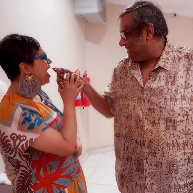 গত বছরই তাঁদের বিবাহিত জীবনের ৩০ বছর পার হয়েছে৷ দু’জনেই খুব সৃজনশীল৷ একে অপরের প্রতি গভীর ভালবাসা ও শ্রদ্ধা রয়েছে৷ যা তাঁদের সোশ্যাল মিডিয়ায় পোস্ট থেকেই স্পষ্ট৷ 