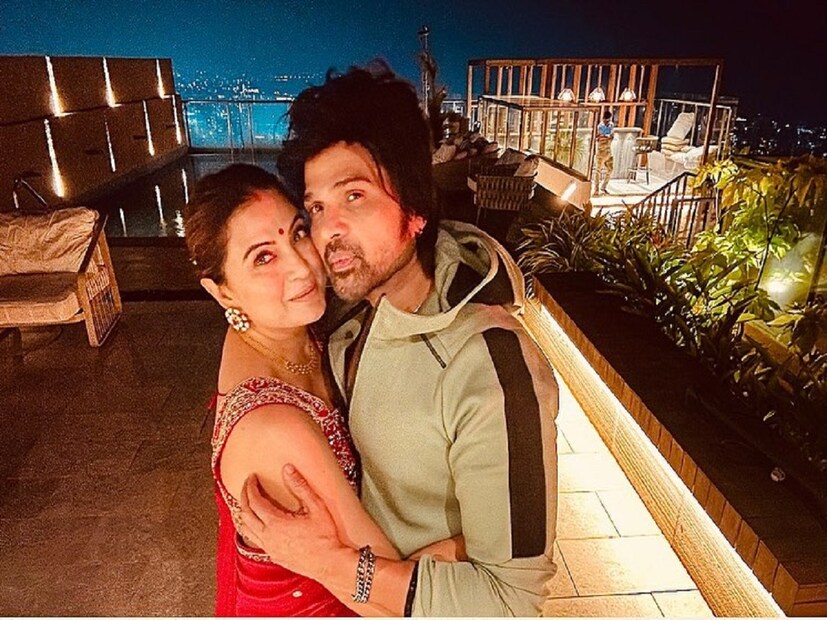প্রথম স্ত্রী কোমলের জন্যই হিমেশের জীবনে আসেন সোনিয়া৷ আসলে সোনিয়া ছিলেন কোমলের বন্ধু। হিমেশ ও সোনিয়ার পরিবারও একই ভবনে থাকত। 