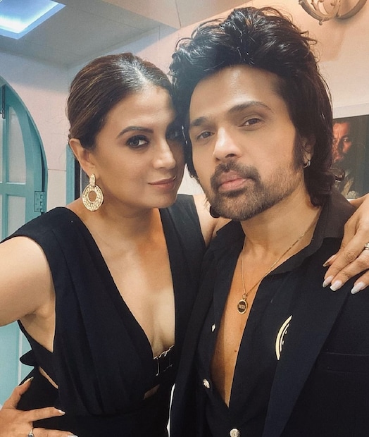 কোমলই সোনিয়াকে হিমেশের সঙ্গে পরিচয় করিয়ে দেন। বউয়ের বন্ধুর সঙ্গেই প্রেম হয় হিমেশের৷ ২০০৬ থেকে তাঁদের প্রেম। কিন্তু, কোমল এ নিয়ে কখনই কোনও সন্দেহ করেননি। দুজনের মধ্যে সম্পর্ক তৈরি হলেও তা কোমল জানতে পারতেন না।