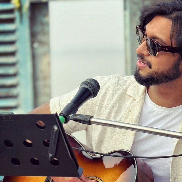খাওয়া-দাওয়ার সঙ্গে চলে গান-নাচ৷ গিটার বাজিয়ে গান গাইলেন পরব্রত৷ গান গাইলেন অনির্বাণ এবং কৌশিক-চূর্ণীর ছেলে উজান৷ 