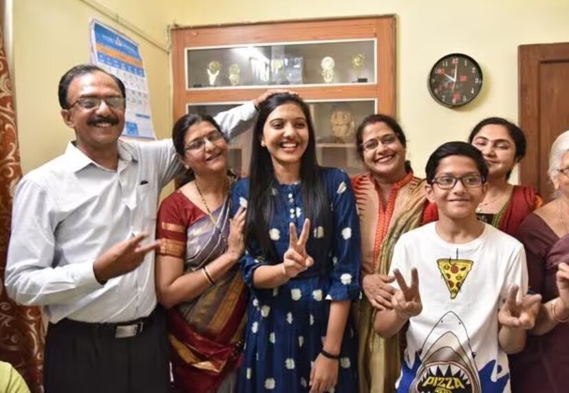 এই অসাধ্য সাধন মাত্র একবারেই করে দেখিয়েছেন সৃষ্টি জয়ন্ত দেশমুখ। ২৮ মার্চ, ১৯৯৬-এ ভোপালে জন্মগ্রহণকারী এই আপাতদৃষ্টিতে সাধারণ মেয়েটি ২০১৮ সালে UPSC পরীক্ষায় ৫ম স্থান অর্জন করার পরে একজন IAS অফিসার হয়েছিলেন ৷ তিনি কেবল একজন IAS অফিসার নন, একজন লেখকও৷
