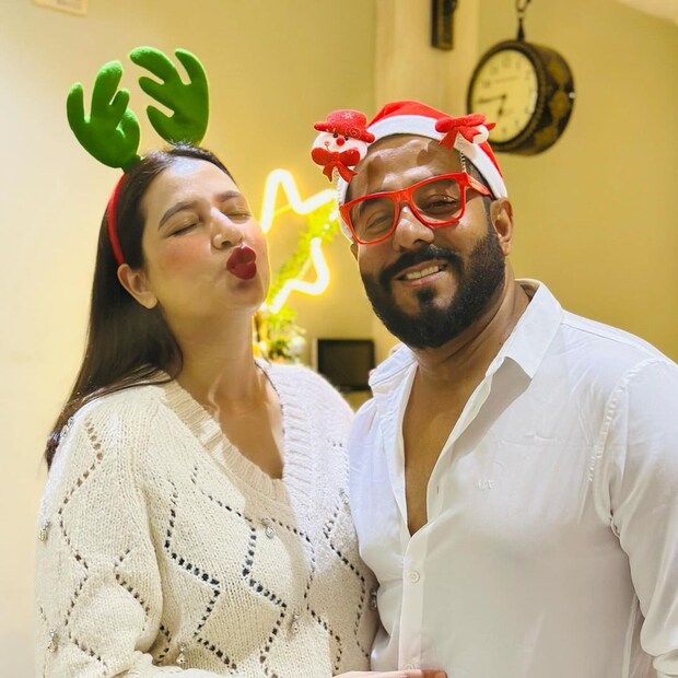 *এ দিকে, ২০২৩ রাজ-শুভশ্রী দুজনের জন্যই স্মরণীয় বছর। কারণ এই বছরের তিন থেকে চার হয়েছেন। ৩০ নভেম্বর কন্যা সন্তান ইয়ালিনির জন্ম দেন শুভশ্রী। এখনও মেয়ের মুখ দেখাননি অভিনেত্রী। তাঁর অপেক্ষায় দিন গুণছে সকলে। নতুন বছরে ভক্তদের সেই আশা পূরণ করবেন রাজ-শ্রী, আশাবাদী সকলে।