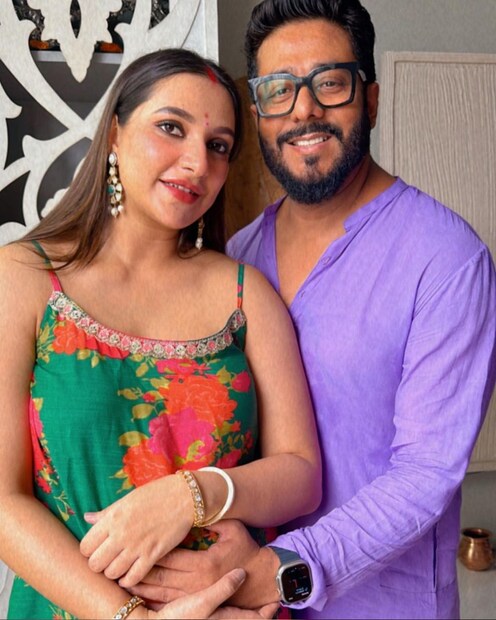 *পাটায়া বেড়ানোর ছবি দেখে অনেকেই ভেবেছিলেন ইয়ালিনি হয়তো তাঁদের সঙ্গে যায়নি। কিন্তু, খোঁজ নিয়ে পরে জানা যায় ছোট্ট ইয়ালিনিকে সঙ্গে নিয়েই গিয়েছেন তাঁরা। 