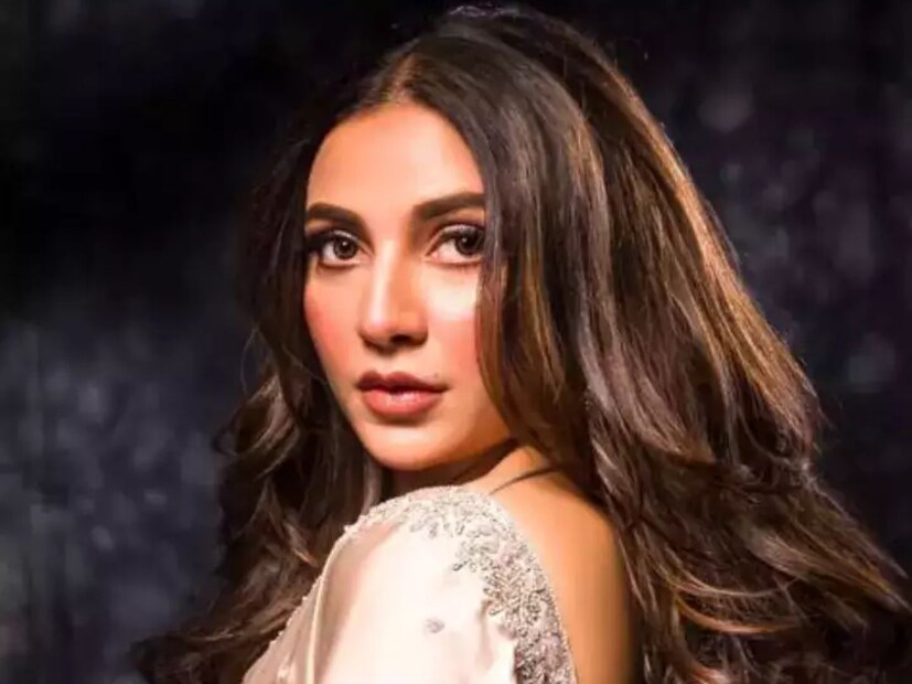 সেখানে তিনি মুখের দাগ একদমই লোকানোর চেষ্টা করেনি। পাশাপাশি গন্তব্যে পৌঁছে গাড়ি থেকে নেমে পাপারাৎজিদের সঙ্গে সৌজন্য বিনিময় করেন নায়িকা। কেমন আছে একরত্তি ? প্রশ্ন শুনে শুভশ্রী উত্তর দেয়, " ইয়ালিনি ভাল আছে’। পাশাপাশি ইউভানেও যে ভাল আছে তা জানান।