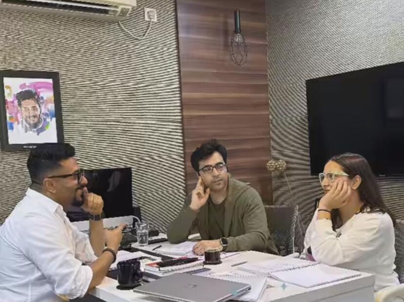 মূলত রাজের সঙ্গে ক্রিপ্ট সংক্রান্ত বিষয় নিয়ে আলোচনা করছেন আবীর-শুভশ্রী। সেই ছবি ইস্ট্রাগ্রামের শেয়ার করে নেন অভিনেত্রী।