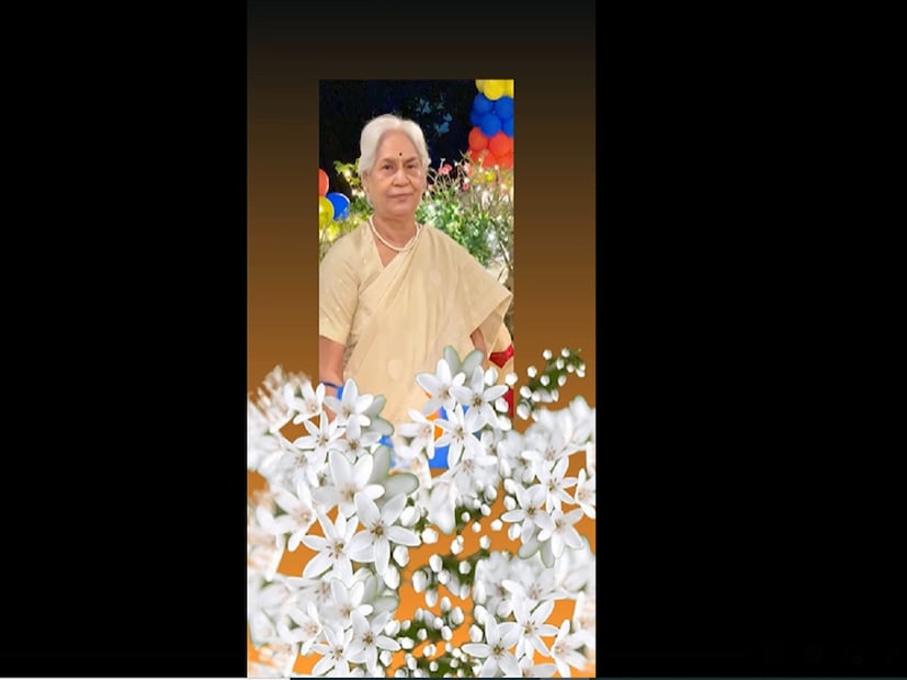 *সোশ্যাল মিডিয়া পোস্টে মায়ের ছবি দিয়ে এই দুঃখের খবর শেয়ার করে নিয়েছেন। মায়ের ছবির সঙ্গে 'যদি থাকি কাছাকাছি- দেখিতে না পাও, ছায়ার মতন, আছি না আছি...।'...গানটি জুড়ে দিয়েছেন। ছবিঃ সোশ্যাল মিডিয়া।  