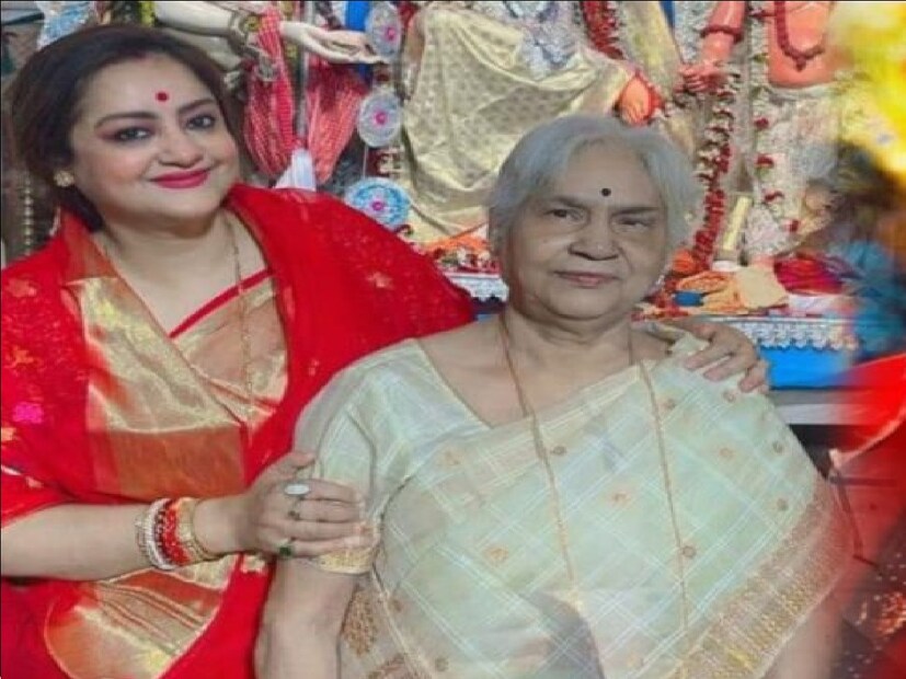 *সম্প্রতি, মায়ের জন্মদিনে সুদীপা তাঁর মাকে নিয়ে একটি ছবি পোস্ট করেন। সেই সময়ও তিনি ছিলেন অসুস্থ। মায়ের সঙ্গেই জন্মদিন কাটিয়েছিলেন সুদীপা। ছবিঃ সোশ্যাল মিডিয়া।