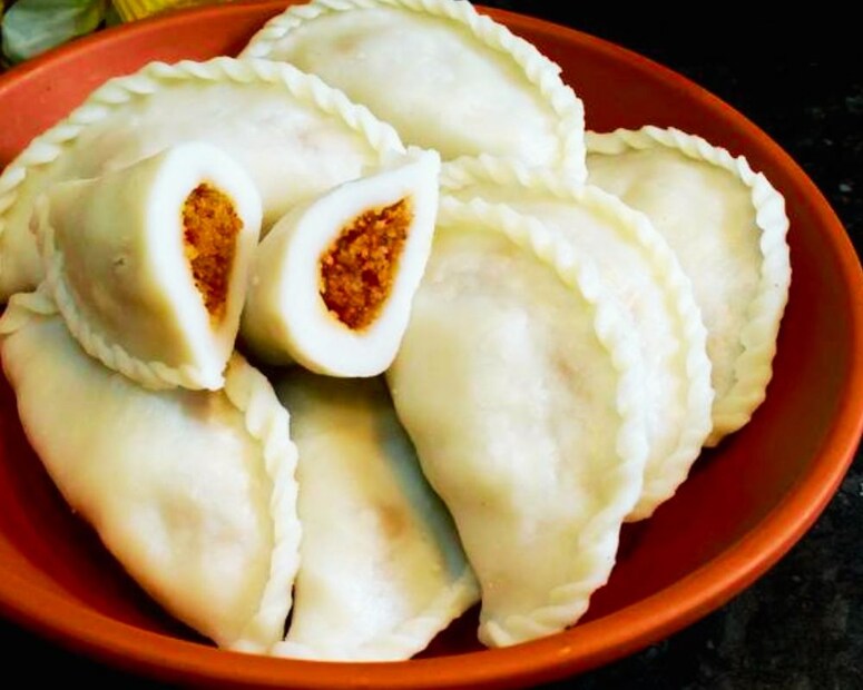 ৪. সেদ্ধ পিঠেঃসেদ্ধ পুলি-পিঠা বানানোর পর তা ঠাণ্ডা করে ফ্রিজে রেখে দিন। সেদ্ধ পুলি-পিঠা নরম করতে ভাপে গরম করুন। এই ভাবে পুলি-পিঠা দ্রুত তাজা করা যায়।
