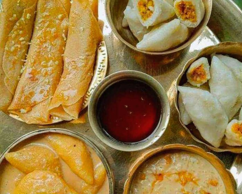 শীতকাল মানেই পিঠে। আর পিঠে বানানো যথেষ্ট পরিশ্রমের কাজ। তাই একবারে সবাই একবারে অনেকগুলো বানিয়ে রাখে। 