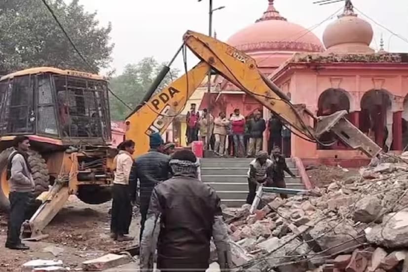 করিডরে বসানো হবে মহর্ষি ভরদ্বাজের ম্যুরাল। এর পাশাপাশি সাইন বোর্ডও ইনস্টল করা হচ্ছে। যেখানে মহর্ষি ভরদ্বাজের বিষয়ে তথ্য পাবেন ভক্ত এবং পর্যটকেরা। এদিকে মহর্ষি ভরদ্বাজের তপস্যার স্থান ফের স্থাপন করতে চায় সরকার। আবার সেখানেই রয়েছে মহর্ষি ভরদ্বাজের মন্দির। ফলে সেই মন্দিরেরও সৌন্দর্যায়ন করা হবে। আর আশপাশের এলাকার দখলও উচ্ছেদ করা হবে। মহর্ষি ভরদ্বাজের করিডর সম্পর্কে বিস্তারিত অ্যাকশন প্ল্যানও প্রস্তুত করা হয়ে গিয়েছে। সঠিক ভাবে স্থাপন করা হবে প্রসাদের দোকানগুলিও। আর একেবারে হিন্দু মন্দিরের ধাঁচেই প্রস্তুত হচ্ছে ভরদ্বাজ করিডর। আর এই করিডর পুনর্নির্মাণের জন্য ইউপি প্রজেক্ট কর্পোরেশনকে কার্যনির্বাহী সংস্থা করা হয়েছে। 