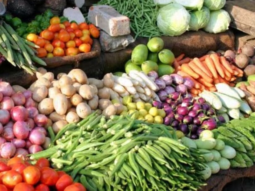 Vegetable Price Hike: সেই অভ্যাস বড় হয়েও থেকে যাচ্ছে। ফাস্ট ফুডে খুব কম সময়ে পেট ভরানো যায়, সঙ্গে কিছু প্রোটিন পাওয়া যায়। কিন্তু সবুজ সবজিতে যে প্রোটিন পাওয়া যায়, সেটা থেকে বঞ্চিত হচ্ছে বর্তমান প্রজন্ম। যার ফলে অবাঞ্ছিত বেশ কিছু রোগে আক্রান্ত হচ্ছে তারা। 