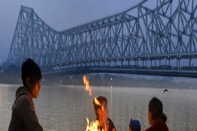 ফলে শুক্রবার থেকে তাপমাত্রা বেশ কিছুটা কমতে পারে, তাতে শীতের আমেজ আবারও রাজ্যে ফিরে আসতে পারে৷ তবে উত্তরভারতে শীতের যে তীব্র কামড় রয়েছে, তা আরও কিছুদিন চলবে বলে জানিয়েছেন আইএমডি৷ তবে দিল্লিতে কিছুটা কমেছে কুয়াশার দাপট৷ (ফাইল ছবি)