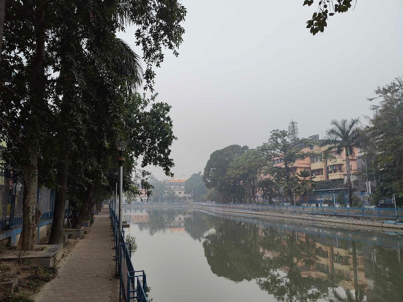 আজ, শুক্রবারও ঘন কুয়াশার দাপট উত্তরবঙ্গে। দক্ষিণবঙ্গের চার জেলায় কুয়াশার দাপট থাকবে। পৌষ সংক্রান্তিতে জাঁকিয়ে শীতের সম্ভাবনা। তবে হাড়কাঁপানো ঠান্ডা অধরাই মকরের স্নানেও। 