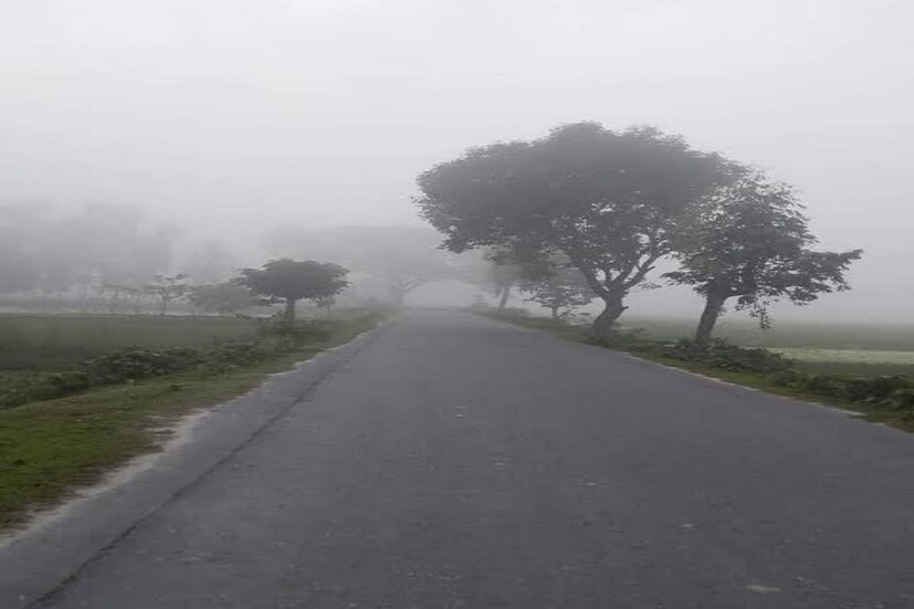 উত্তরবঙ্গের বাকি জেলাতে কুয়াশার সম্ভাবনা বৃষ্টির সম্ভাবনা নেই। দু-এক জেলায় ঘন কুয়াশার সতর্কতা থাকবে। পশ্চিমী ঝঞ্ঝা পাস করার ফলেই উত্তরবঙ্গে আবহাওয়ার পরিবর্তন। পূবালী হাওয়াই প্রচুর জলীয় বাষ্প ঢুকবে যেমন একদিকে তেমনি দক্ষিণবঙ্গে পূবালী হাওয়া আর পশ্চিমী ঝঞ্ঝার যে সংখ্যা তাতেই হালকা বৃষ্টি সম্ভাবনা পশ্চিমের জেলাগুলিতে।