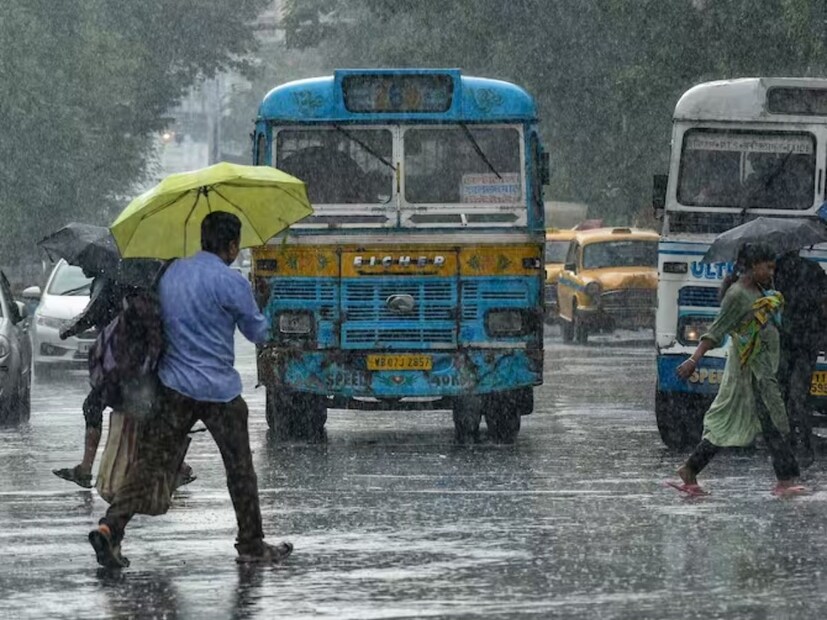 কলকাতাতে বৃষ্টির সম্ভাবনা। হালকা থেকে মাঝারি বৃষ্টি। উপকূল ও সংলগ্ন জেলাগুলিতে বৃষ্টির সম্ভাবনা বেশি থাকবে।