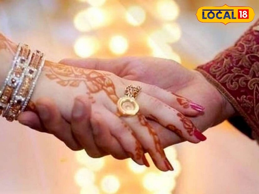 *এ সব ক্ষেত্রে সমাধান কী? আবার স্বামীর আর্থিক সংকটে স্ত্রীর করণীয়ই বা কী? জ্যোতিষীসুদীপ শাস্ত্রী জানিয়েছেন, যখন আপনার স্বামী বিছানায় শুতে যাবেন, তখন স্ত্রীর উচিত তাঁর পা টিপে দেওয়া। সংগৃহীত ছবি।