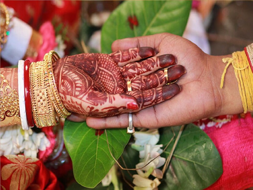 *জ্যোতিষশাস্ত্র অনুযায়ী, পুরুষদের কোমর থেকে পায়ের দিকে রয়েছে শনি ও বাম হাতে রয়েছে শুক্র। ভগবান বিষ্ণুর পদ সেবা দৈনিক করতেন মা লক্ষ্মী। যাতে খারাপ গ্রহ বা অলক্ষ্মী বাস করতে না পারে সংসারে, নারায়ণকে স্পর্শ করতে না পারে। সংগৃহীত ছবি।