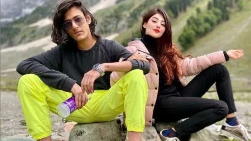 দামিনী ও ঝিনুকের প্রেম কারোরই অজানা নয়৷  ২০২১ এর শুরুতেই নিজের প্রেমের কথা স্বীকার করেছেন শ্রাবন্তী পুত্র অভিমন্যু চট্টোপাধ্যায়। কলকাতার মডেলের সঙ্গে তার মাখোমাখো সম্পর্ক সোশ্যাল মিডিয়ায় হামেশাই নজর কাড়ে৷
