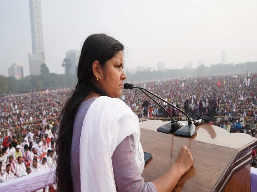 রবিবাসরীয় ব্রিগেড লাল ঝান্ডায় ভরিয়ে দেওয়ার টার্গেট নিয়েছিলেন মীনাক্ষী মুখোপাধ্যায়রা। সকাল থেকেই ট্রেন, বাসে ভিড় জমিয়েছেলিন ডিওয়াইএফআই কর্মীরা। 