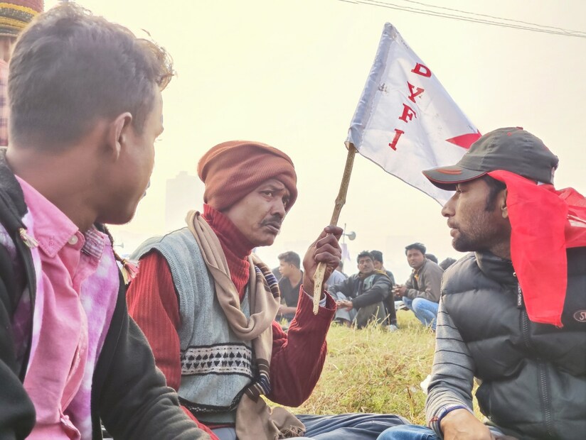 ডিওয়াইএফআই-এর ব্রিগেডে হয়নি রান্নার আয়োজন। তবে কর্মীদের জন্য খাবারের আয়োজন করেছে এরিয়া কমিটিগুলি। এক এক জেলার তরফে এক এক মেনু। কোনও এরিয়া কমিটি পাঠিয়েছে মাংস-ভাত কেউ রুটি-ডিম কষা কেউ বা রুটি-আলুভাজা বা রুটি-তরকা।  