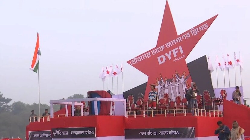 লাল ঝান্ডার সমাবেশ শুরু হল ‘রাজ্য সংগীত’ বাংলার মাটি বাংলার জল গেয়ে। অপরদিকে, ব্রিগেডের মঞ্চের পেছেনে দেখা গেল জাতীয় পতাকা। পোডিয়ামের ঠিক পিছনেই উড়ছে জাতীয় পতাকা। ছবি সৌজন‍্যেঃ CPIM West Bengal Facebook Page