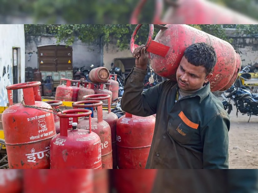 রাতে গ্যাস অফ করে ঘুমাবেন৷ এছাড়াও সিলিন্ডারের গ্যাস খুব বাজে গন্ধযুক্ত। লিক হলে খুব উৎকট গন্ধ ছড়িয়ে পড়ে। তাই এমন উৎকট গন্ধ পেলে আগুন তো জ্বালাবেন না, উল্টো ঘরের বিদ্যুৎ লাইন বন্ধ করে দিন। প্রয়োজনে মেইন সুইচ বন্ধ করুন।
