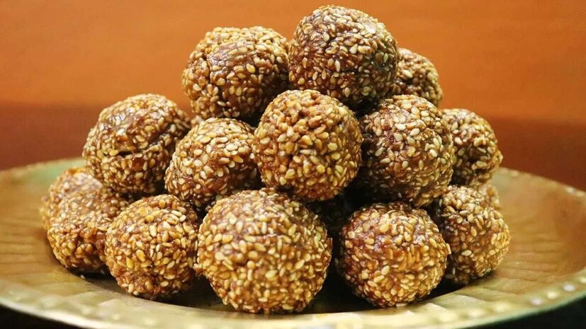 এই তিথিতে খিচুড়ি এবং মিষ্টিগুড় গ্রহণ অবশ্যই করবেন। কাজের ক্ষেত্রে উন্নতি হবে। কালো তিলের নাড়ুও গ্রহণ করবেন। তাহলে শনিদেবের কৃপা লাভ করবেন। অর্থনৈতিক উন্নতি লাভ করবেন। 