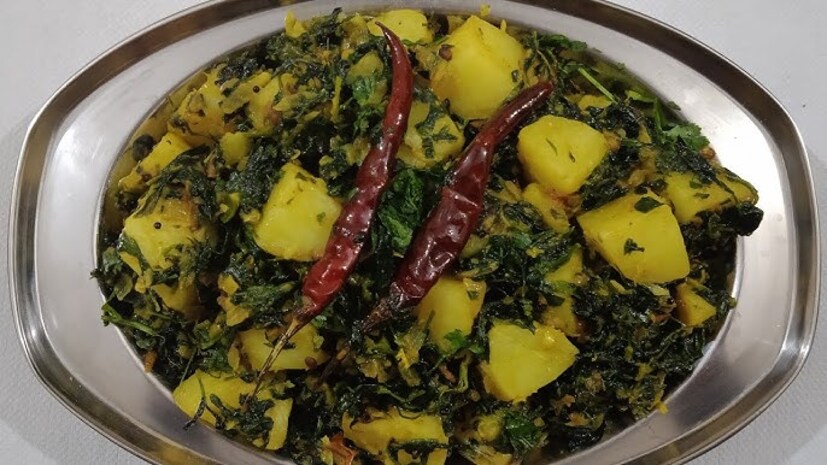 কী ভাবে চক্রমর্দ শাক বানাবেন :চক্রমর্দ শাক তৈরিতে প্রথমে নরম পাতা ছিঁড়ে, মিহি করে কেটে ধুয়ে ফেলুন। এর থেকে গন্ধ এবং তিক্ততা দূর করতে গরম জলে তিন থেকে চারবার পাতা ধুয়ে নিন। একটি পাত্রে কিছু ছোলার ডাল ভিজিয়ে রাখুন এবং যখন এটি ভিজে যাবে, তখন চক্রমর্দ শাক এবং ছানার ডাল কুকারে দিয়ে একটি সিটি দিয়ে দিন।