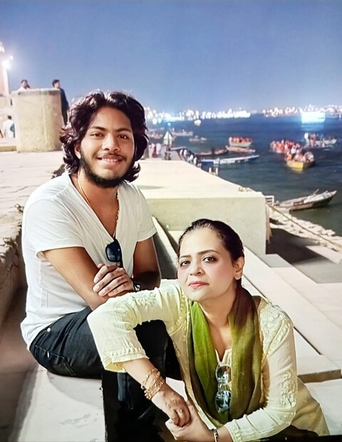 সুহা এবং শাওনা প্রশিক্ষণ পেয়েছেন উস্তাদ রাশিদ খান অ্যাকাডেমিতে। বাবার সঙ্গে পারফর্মও করেছেন তাঁরা। আরমান ইনস্টাগ্রাম সেনসেশন। তিনি উচ্চাঙ্গ সঙ্গীত চর্চা করেন।