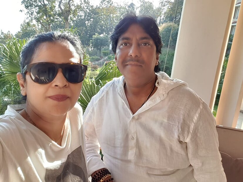রাশিদ এবং জয়িতার বিয়ের তারিখ ২ ডিসেম্বর। ৩২ বছরের দাম্পত্যজীবন কাটানোর পর রাশিদ পাড়ি দিলেন না ফেরার দেশে। কিন্তু তাঁর উপস্থিতি প্রতি মুহূর্তে আছে জয়িতারই পাশে। সুর, তাল, ছন্দের দোসর হয়ে। (সব ছবি: জয়িতা বসু খানের ফেসবুক পেজ থেকে)