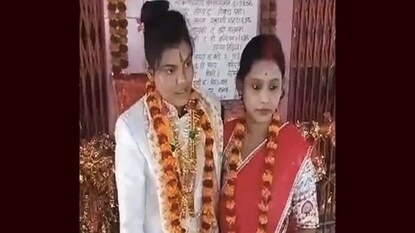 'ভীষন অসম্ভবে তোমাকে চাই'... সিঁথি রঙিন করে 'অজেয় প্রেমগাথা' সমপ্রেমী দম্পতির 'ভীষন অসম্ভবে তোমাকে চাই'... সিঁথি রঙিন করে 'অজেয় প্রেমগাথা' সমপ্রেমী দম্পতির