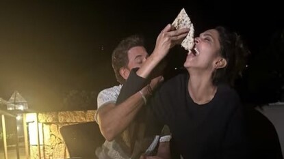 পিৎজা নিয়ে ‘ফাইটার’-এর সেটে রীতিমতো হুলুস্থুলু পিৎজা নিয়ে ‘ফাইটার’-এর সেটে রীতিমতো হুলুস্থুলু