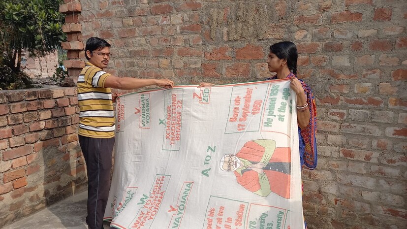 এই তাঁতশাড়িতে প্রধানমন্ত্রী নরেন্দ্র মোদির  ৪২ ইঞ্চির পূর্ণাবয়ব ছবি সহ দেশের নানান প্রকল্পের নাম তুলে ধরা আছে। ১৫০ কাউন্ট খাদি এবং  ৮০ কাউন্ট সুতো দিয়ে সাত মিটার দীর্ঘ এই শাড়ি তৈরিতে আশি দিন  সময় লেগেছে।এই শাড়ি বুনতে  স্ত্রী প্রতিমা মা অনিমা এবং বাবা  গণপতি সাহায্য করেছেন বলে জানান তাঁতশিল্পী জগবন্ধু দালাল।